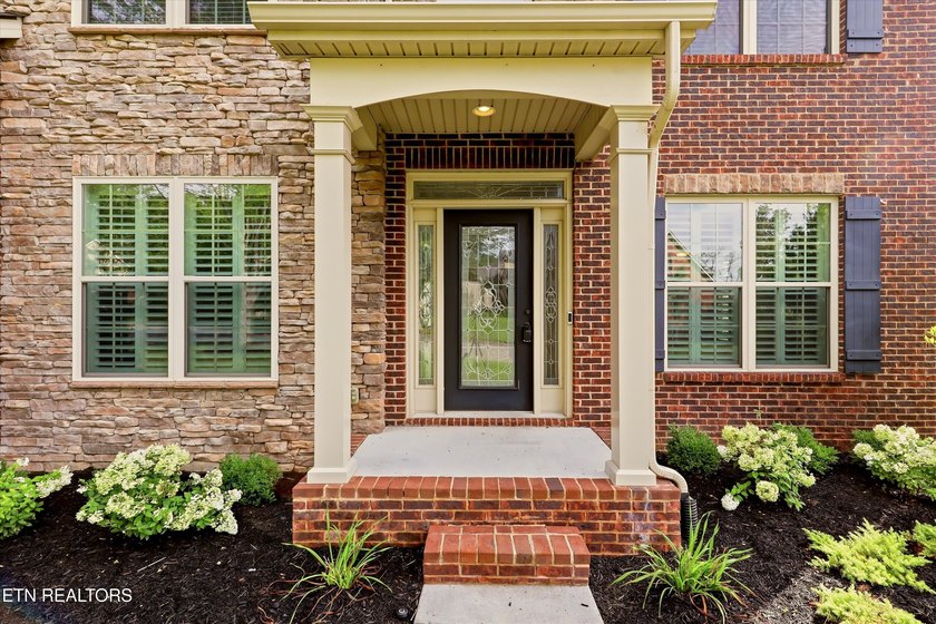 Elegant Family Home in Prestigious Farragut School zone - - photo 4