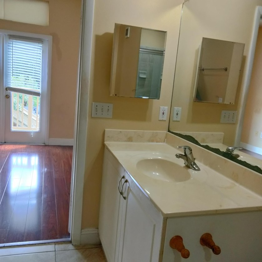 REAR OPPORTUNITY- BEAUTIFUL 2BR/2BTH , 2 STORY TOWNHOUSE - photo 6