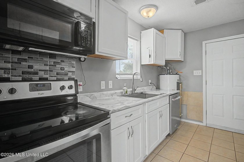 Don't miss out on this charming 3-bedroom, 1-bath home located - photo 6