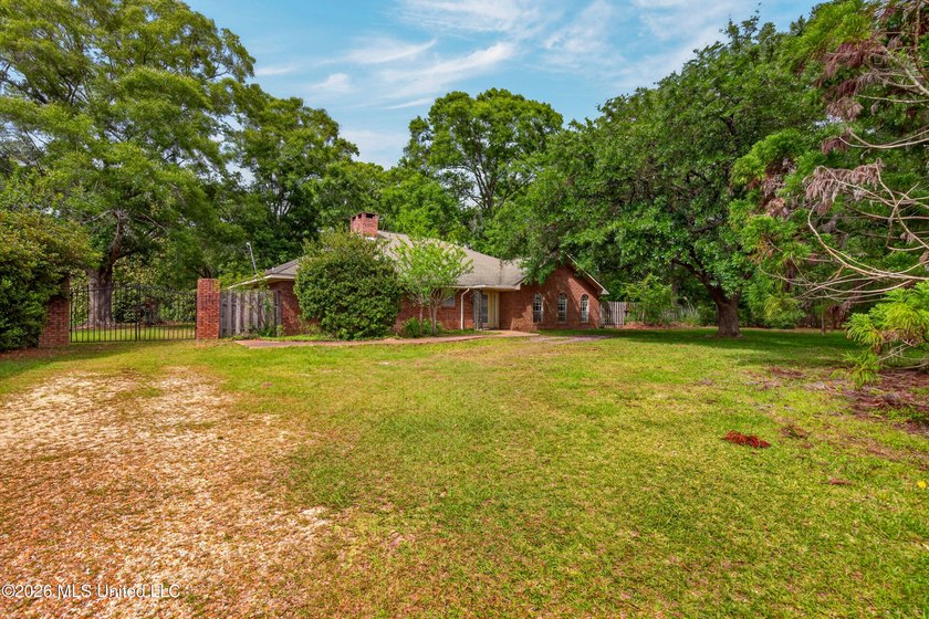 Price improved! Bring your offer! Nestled on approximately 3.1 - photo 4