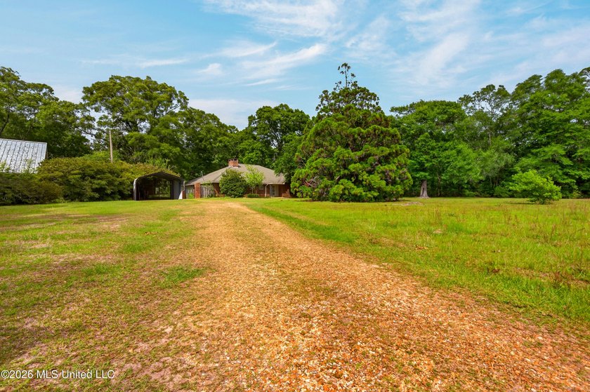 Price improved! Bring your offer! Nestled on approximately 3.1 - photo 5