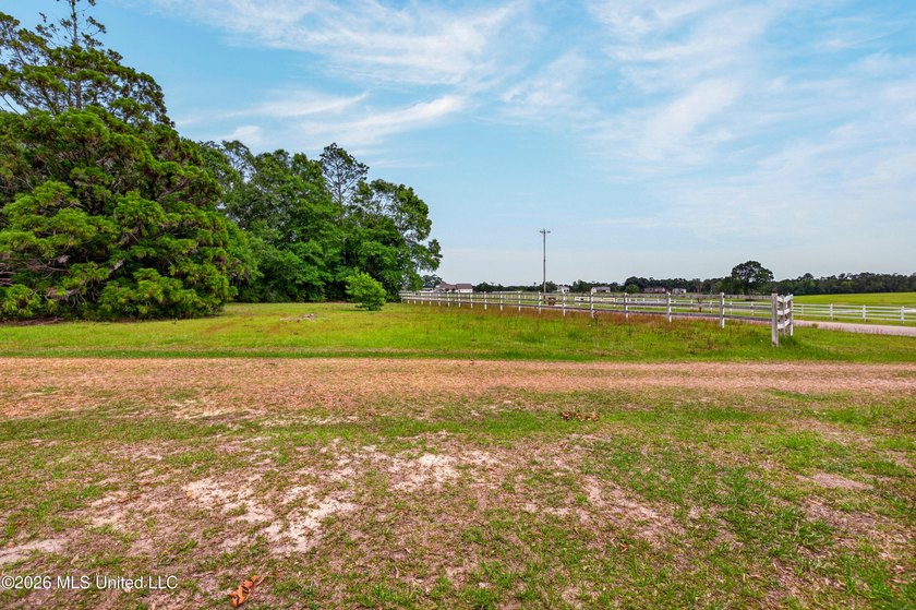 Price improved! Bring your offer! Nestled on approximately 3.1 - photo 6