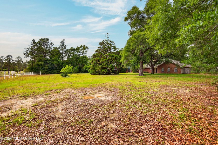 Price improved! Bring your offer! Nestled on approximately 3.1 - photo 7
