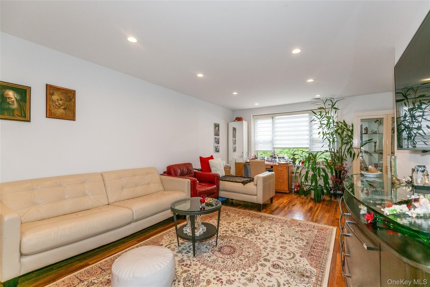 Newly Custom Renovated JR-4 Overlooking Wonderful Park-like - photo 8