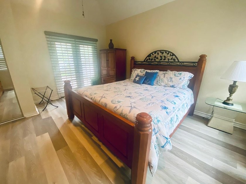 Spacious ground-floor 2-bedroom, 2.5-bath corner unit with a - photo 15