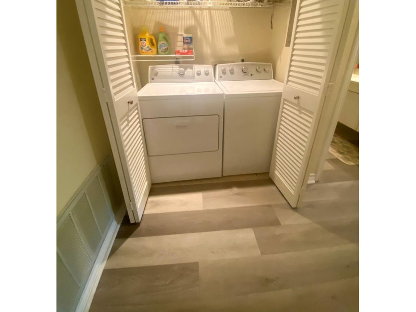 Spacious ground-floor 2-bedroom, 2.5-bath corner unit with a - photo 19