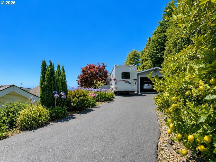 Enjoy coastal living in this well-maintained double-wide - photo 37