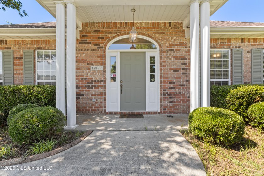 Welcome home to the highly sought-after Northwood Hills - photo 4