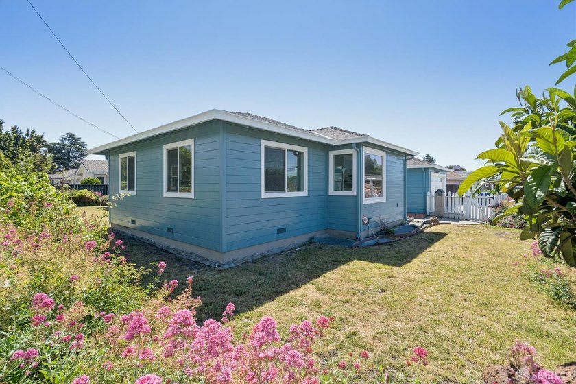 Welcome to this inviting 3-bedroom, 2-bathroom ranch-style home - photo 2