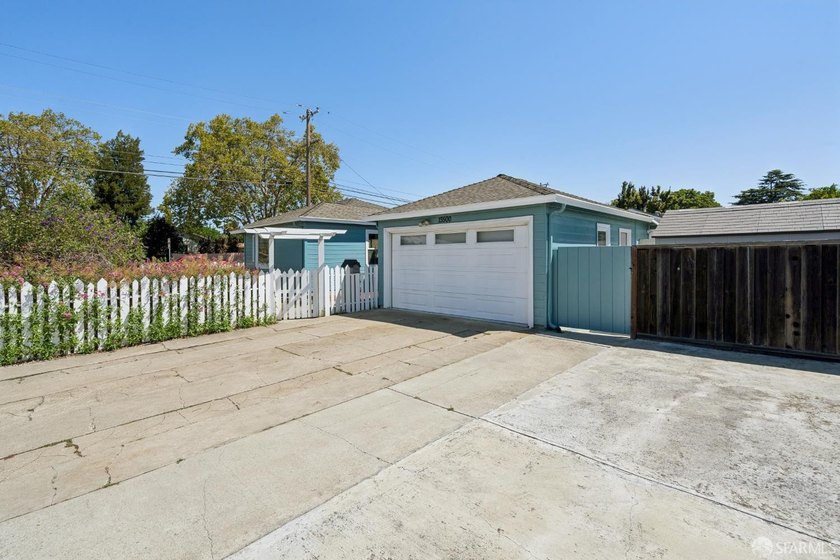 Welcome to this inviting 3-bedroom, 2-bathroom ranch-style home - photo 3