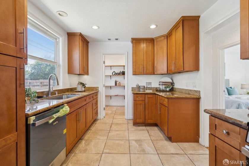 Welcome to this inviting 3-bedroom, 2-bathroom ranch-style home - photo 8