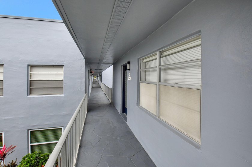 Beautifully updated 2-bedroom, 2-bathroom residence renovated in - photo 2
