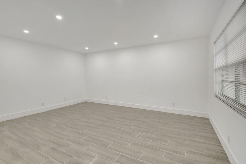 Beautifully updated 2-bedroom, 2-bathroom residence renovated in - photo 4