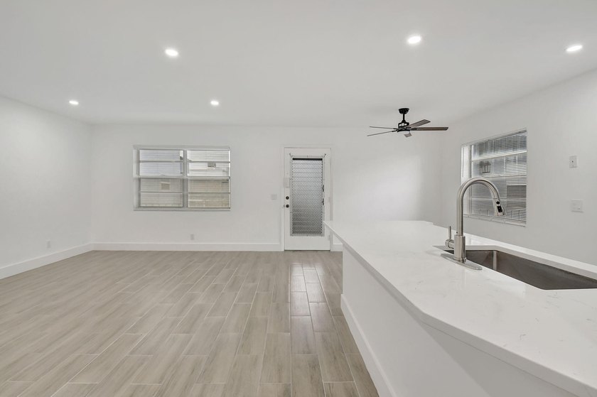 Beautifully updated 2-bedroom, 2-bathroom residence renovated in - photo 8