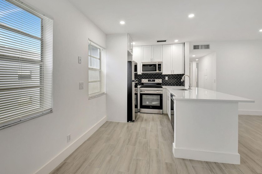 Beautifully updated 2-bedroom, 2-bathroom residence renovated in - photo 10