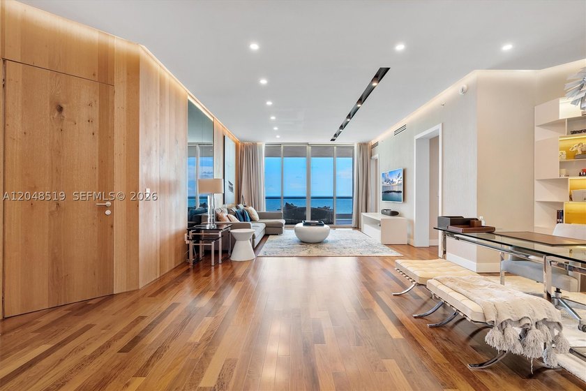 Turnkey, professionally designed 2-bedroom + den, 2.5-bath - photo 2