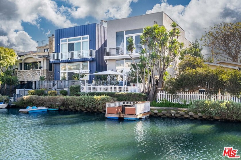 Life here in the Venice Canals is simply better! Just walking - photo 2