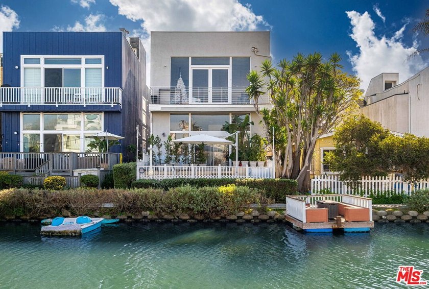 Life here in the Venice Canals is simply better! Just walking - photo 4