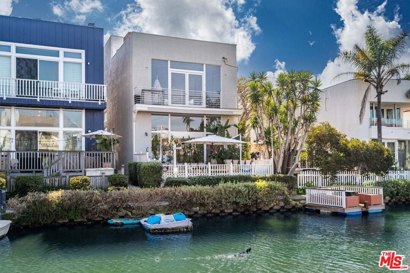 Life here in the Venice Canals is simply better! Just walking - photo 6