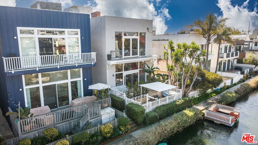 Life here in the Venice Canals is simply better! Just walking - photo 9
