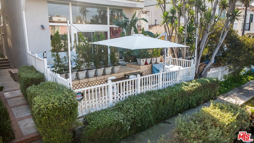 Life here in the Venice Canals is simply better! Just walking - photo 10