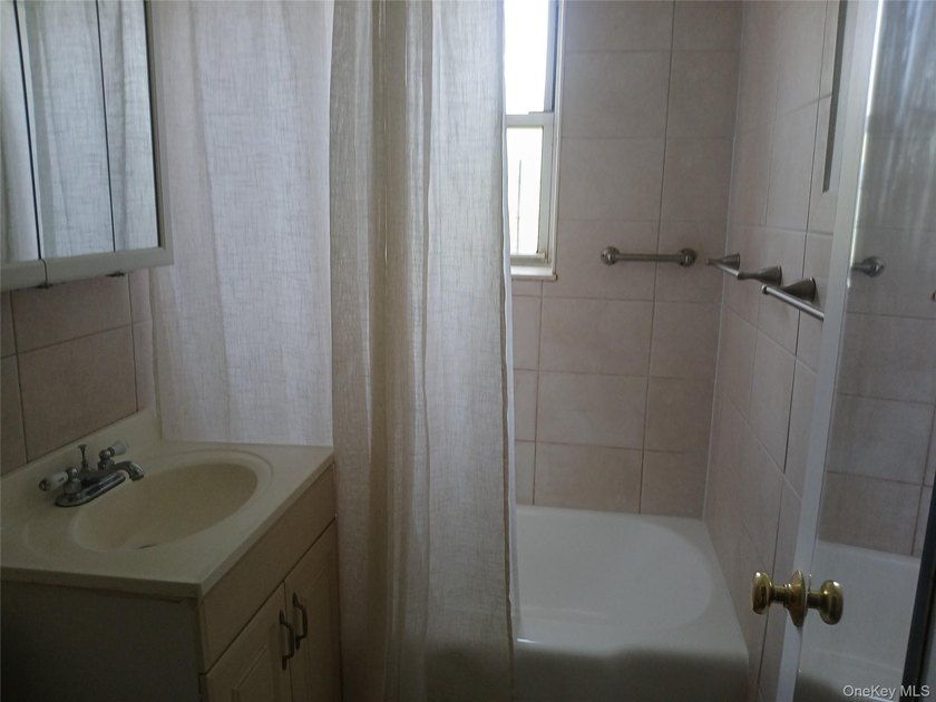 Top Floor Large One Bedroom Apartment, quiet, open kitchen - photo 11