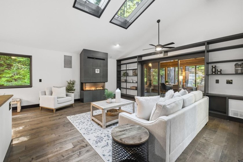 Stunning home on over an acre in one of the most convenient - photo 3