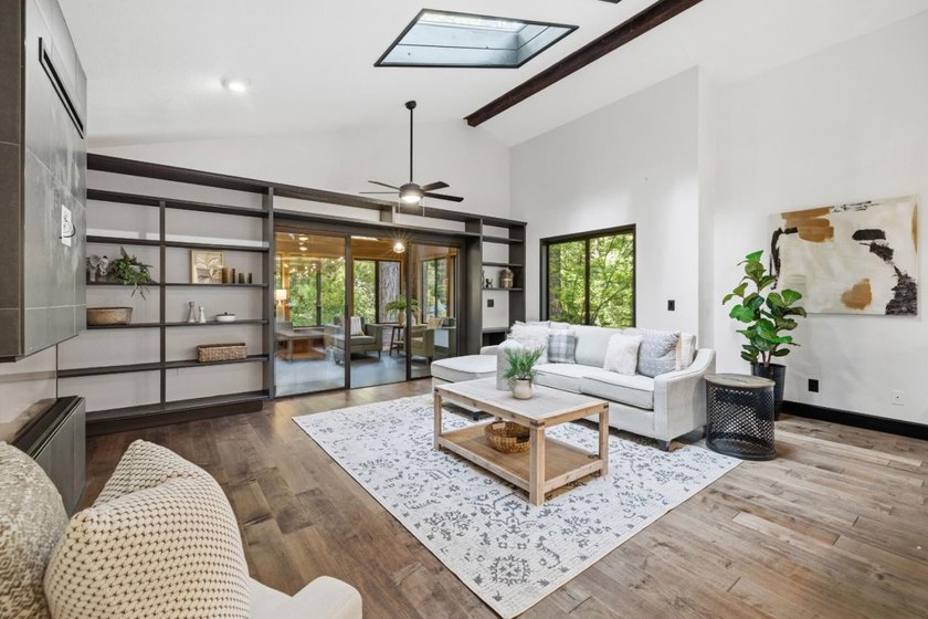Stunning home on over an acre in one of the most convenient - photo 4