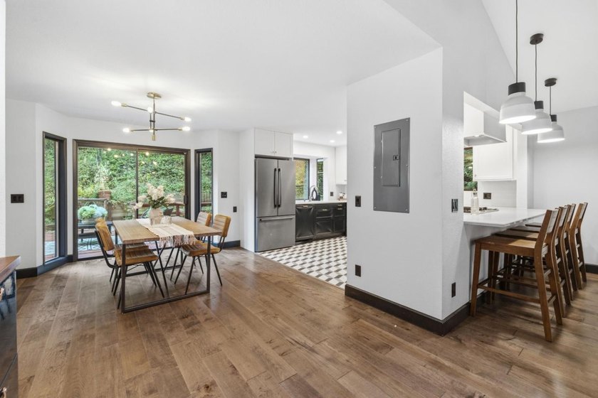 Stunning home on over an acre in one of the most convenient - photo 8