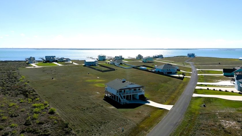 Beautiful custom-built 3- bedroom, 2-bath stilt home (2019) - photo 31