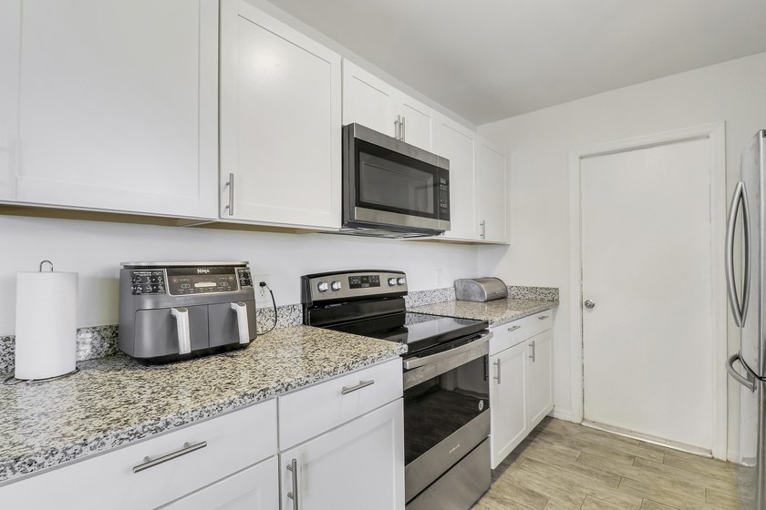 Discover this charming 2Bd, 2Ba Single Family home. Centrally - photo 9