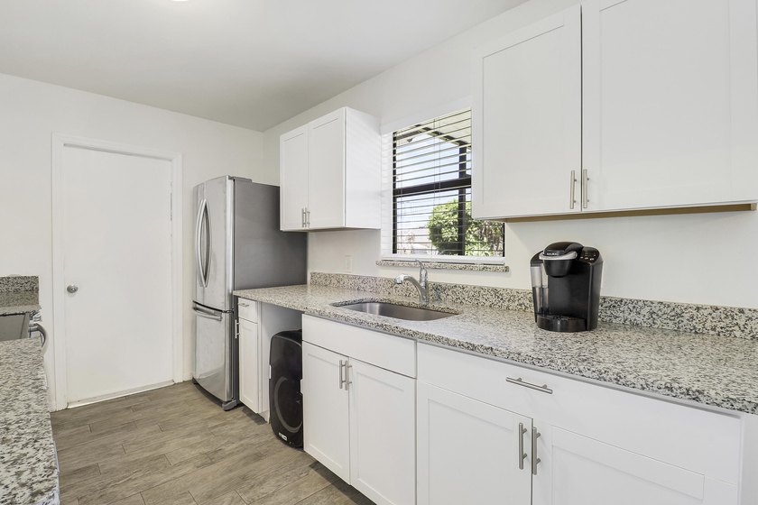 Discover this charming 2Bd, 2Ba Single Family home. Centrally - photo 10