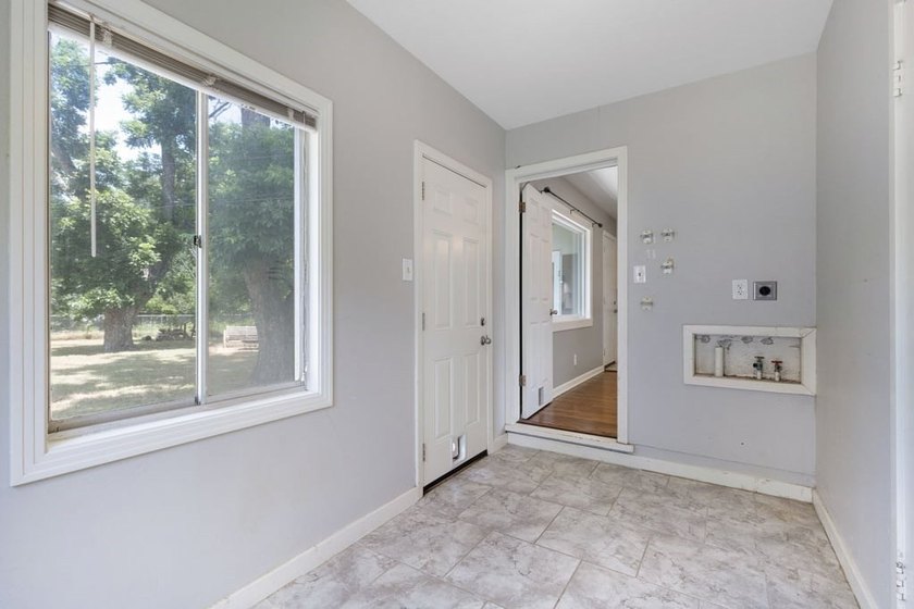Charming, updated cottage-style home full of character and - photo 11