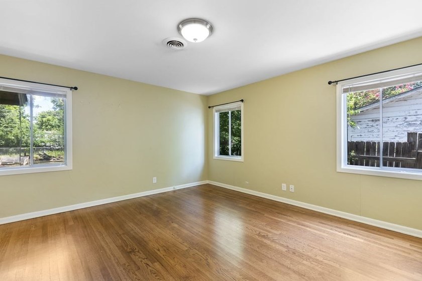 Charming, updated cottage-style home full of character and - photo 12