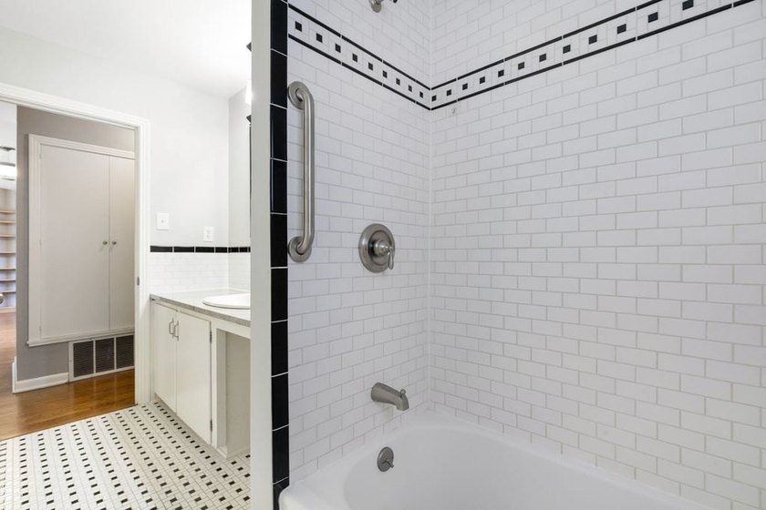 Charming, updated cottage-style home full of character and - photo 17