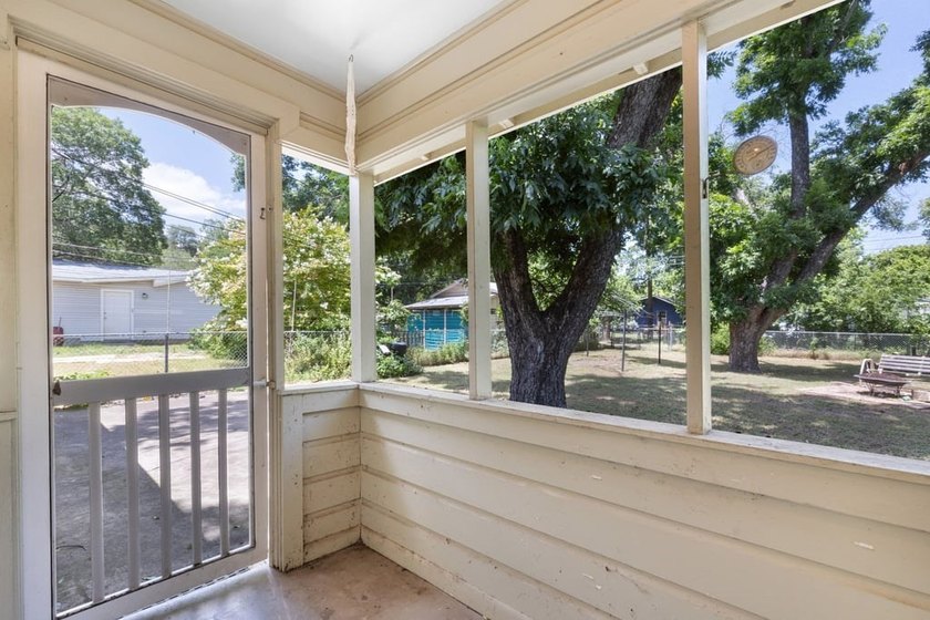 Charming, updated cottage-style home full of character and - photo 18