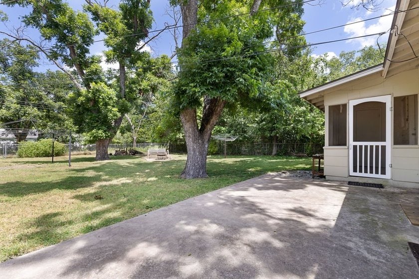 Charming, updated cottage-style home full of character and - photo 19