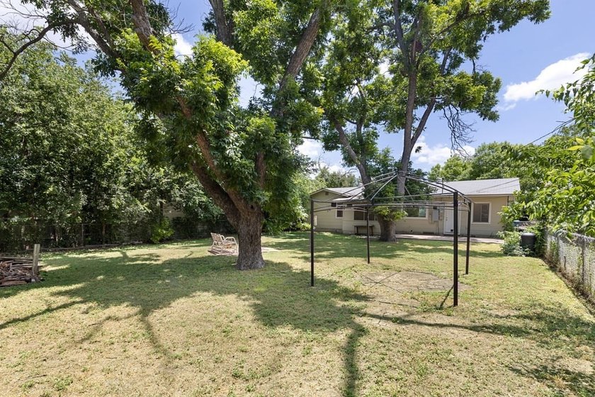 Charming, updated cottage-style home full of character and - photo 20