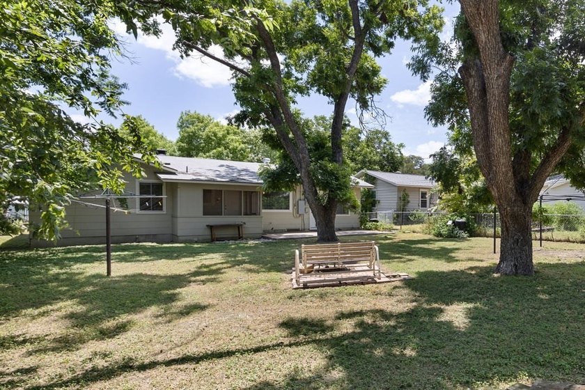 Charming, updated cottage-style home full of character and - photo 21