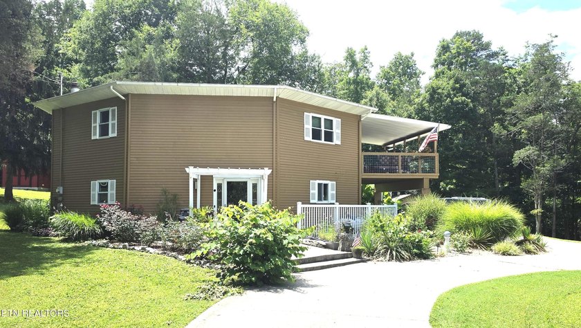 Discover this beautiful 3 bedroom, 2.5 bathroom LAKEFRONT home - photo 4