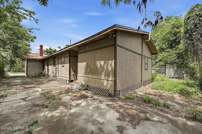 Re-roof completed in 2023. This single-story 4-bedroom - photo 3
