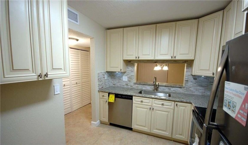 Welcome to this charming first-floor, one-bedroom - photo 2