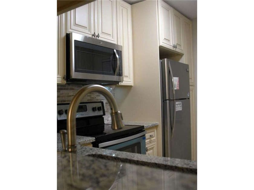Welcome to this charming first-floor, one-bedroom - photo 5