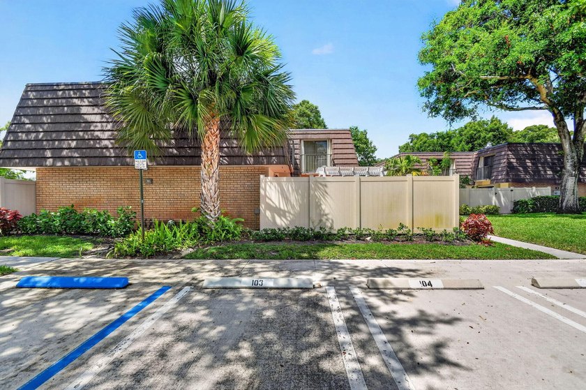 Spacious &amp; bright, 2BR/ 2.5BA townhome in the desirable all-ages - photo 3