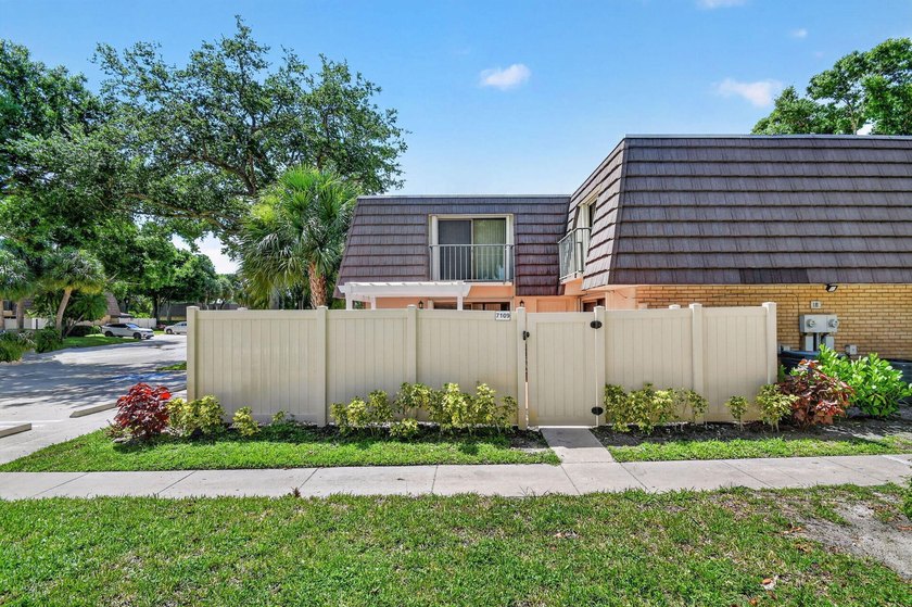 Spacious &amp; bright, 2BR/ 2.5BA townhome in the desirable all-ages - photo 4
