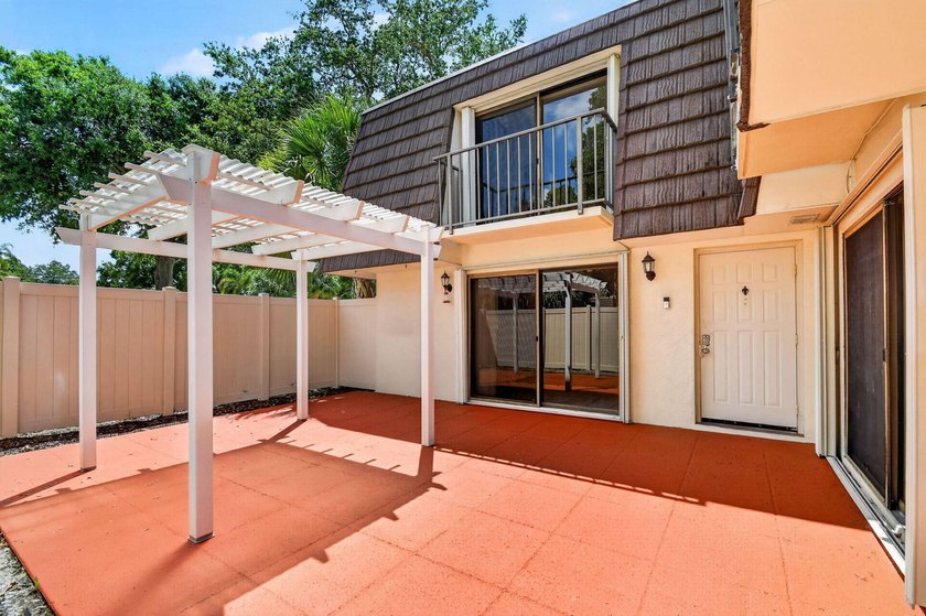 Spacious &amp; bright, 2BR/ 2.5BA townhome in the desirable all-ages - photo 5