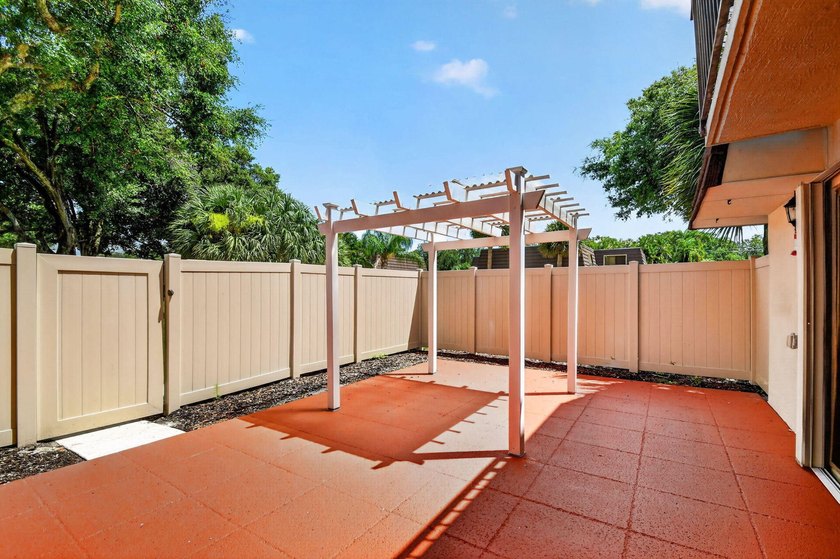 Spacious &amp; bright, 2BR/ 2.5BA townhome in the desirable all-ages - photo 6