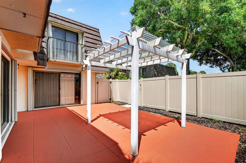Spacious &amp; bright, 2BR/ 2.5BA townhome in the desirable all-ages - photo 7