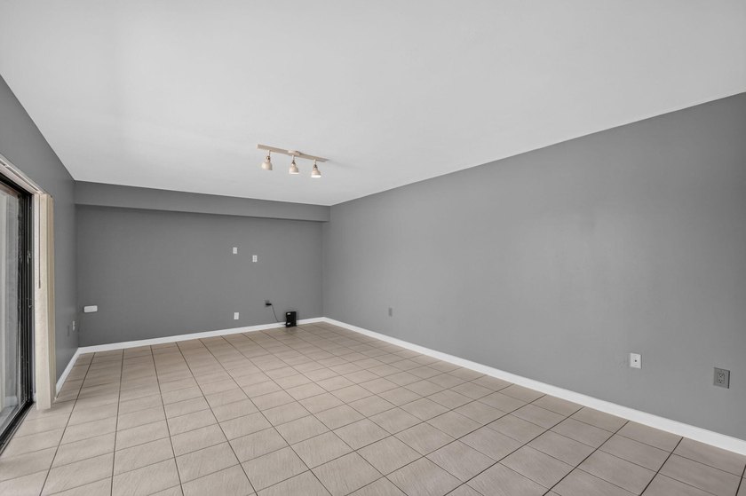 Spacious &amp; bright, 2BR/ 2.5BA townhome in the desirable all-ages - photo 8