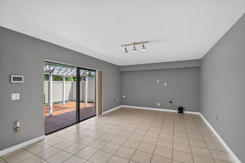Spacious &amp; bright, 2BR/ 2.5BA townhome in the desirable all-ages - photo 9